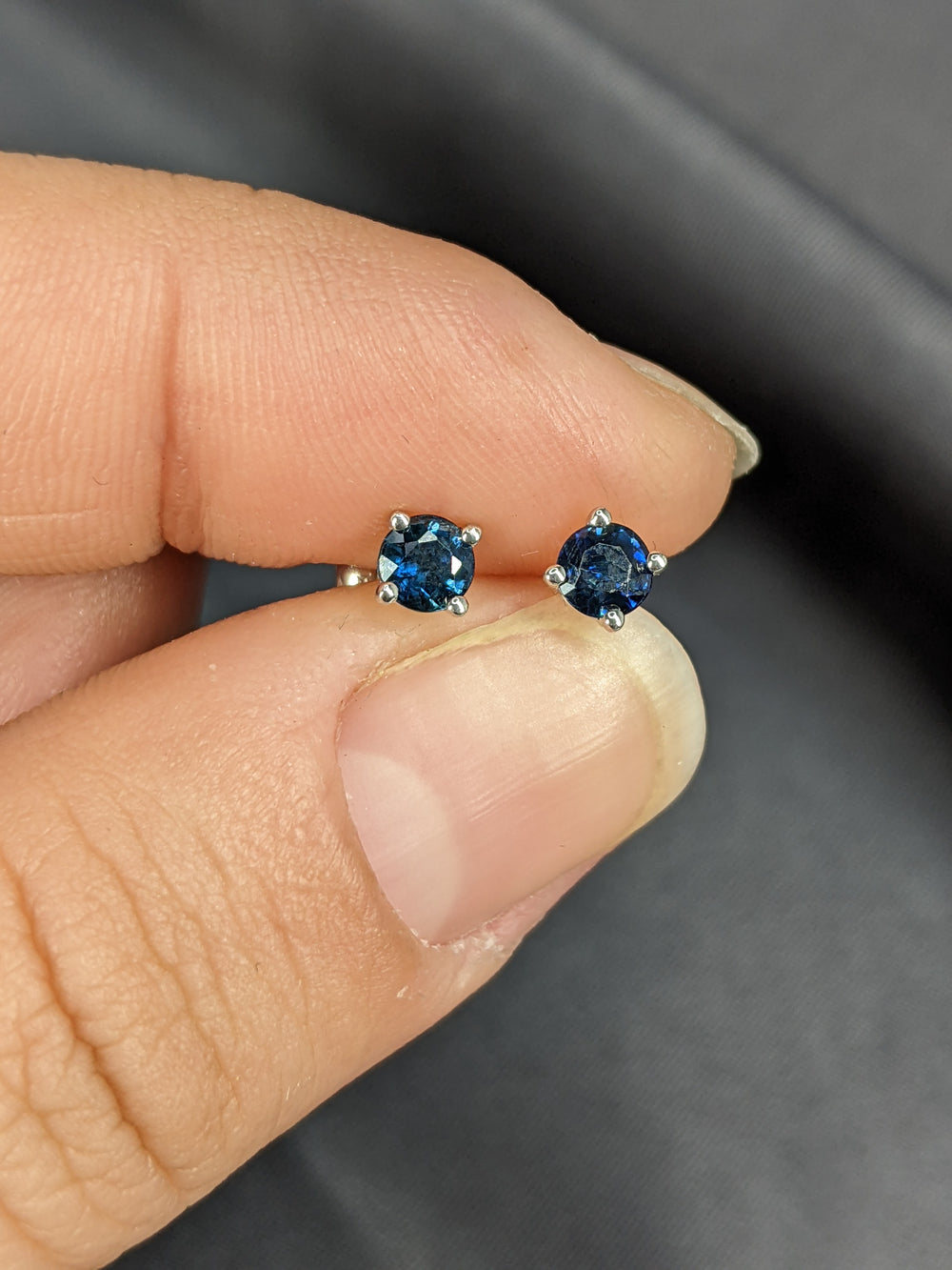4-Prong Round Cut Blue Sapphire Stud Earrings tw